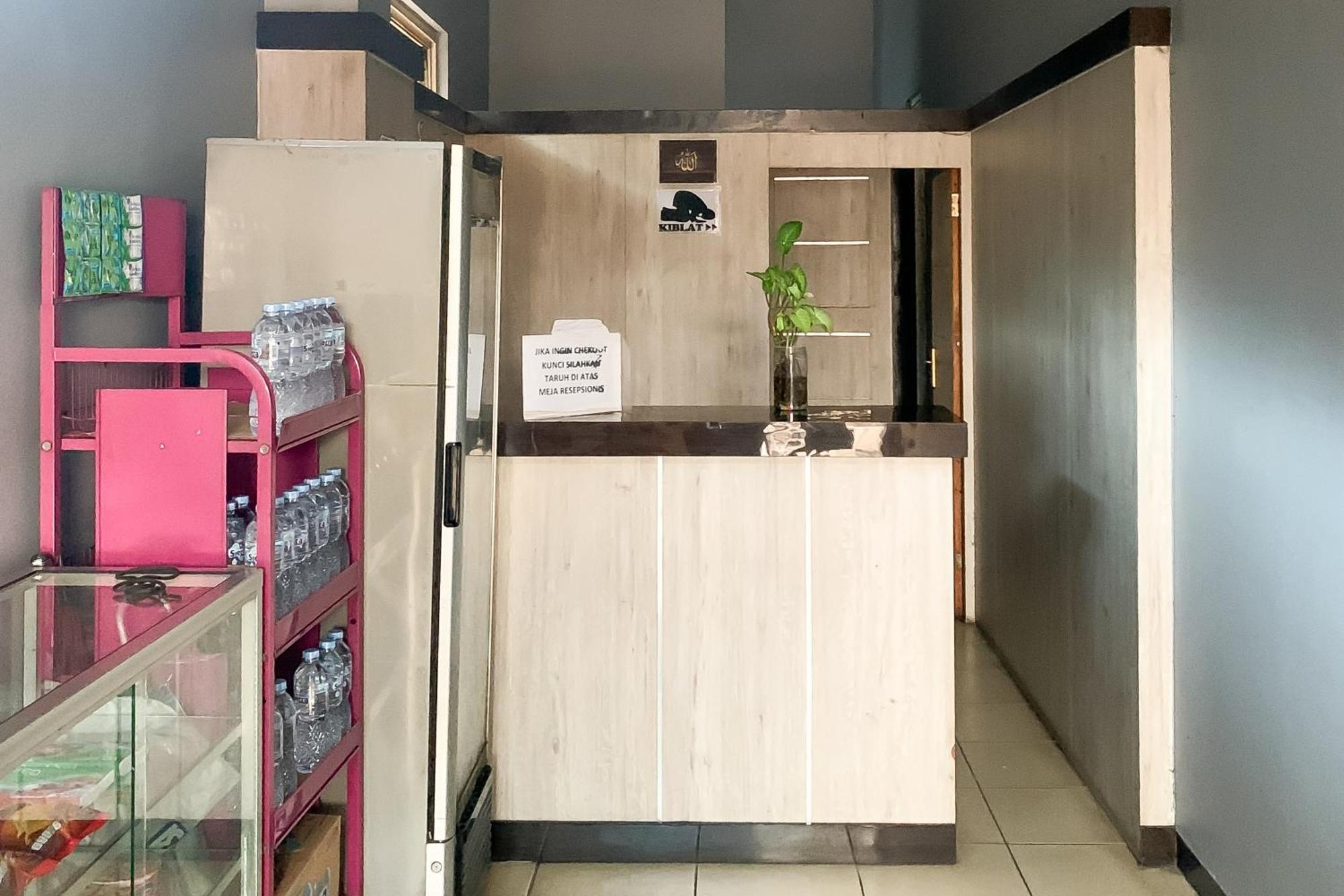 Karins Guesthouse Syariah Redpartner バンドゥン エクステリア 写真